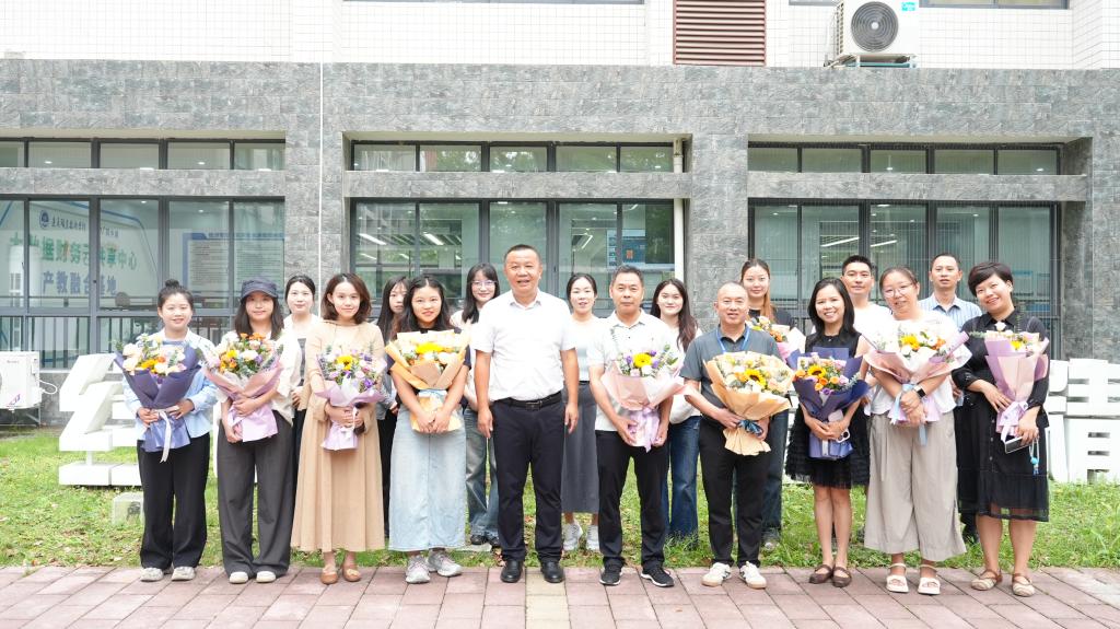 浓浓尊师意殷殷重教情——我系开展第42个教师节走访慰问活动